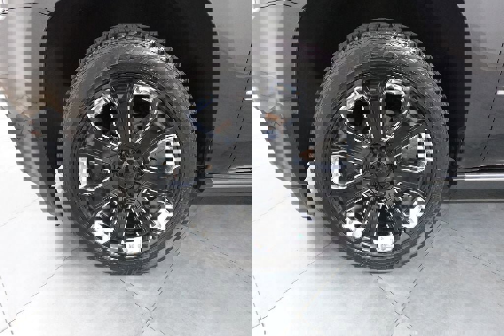 Used 2020 GMC Yukon Denali w/ Denali Ultimate Black Edition image 30