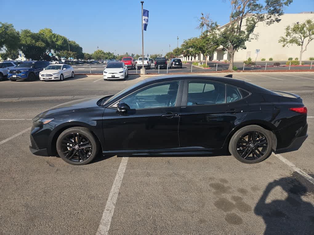 Used 2025 Toyota Camry SE w/ Convenience Package FWD image 4