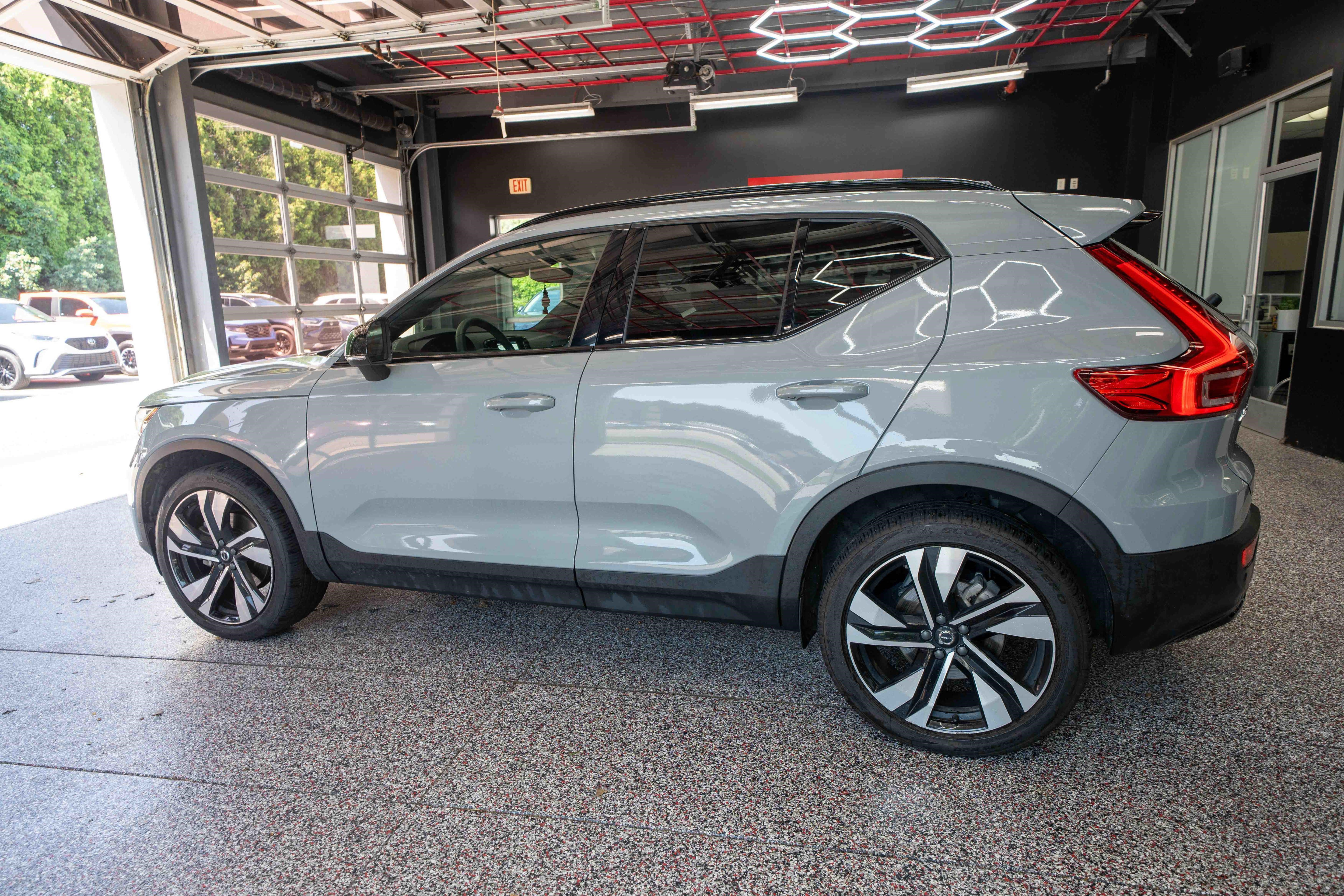 Used 2024 Volvo XC40 B5 Plus w/ Protection Package Premier AWD/4WD image 2