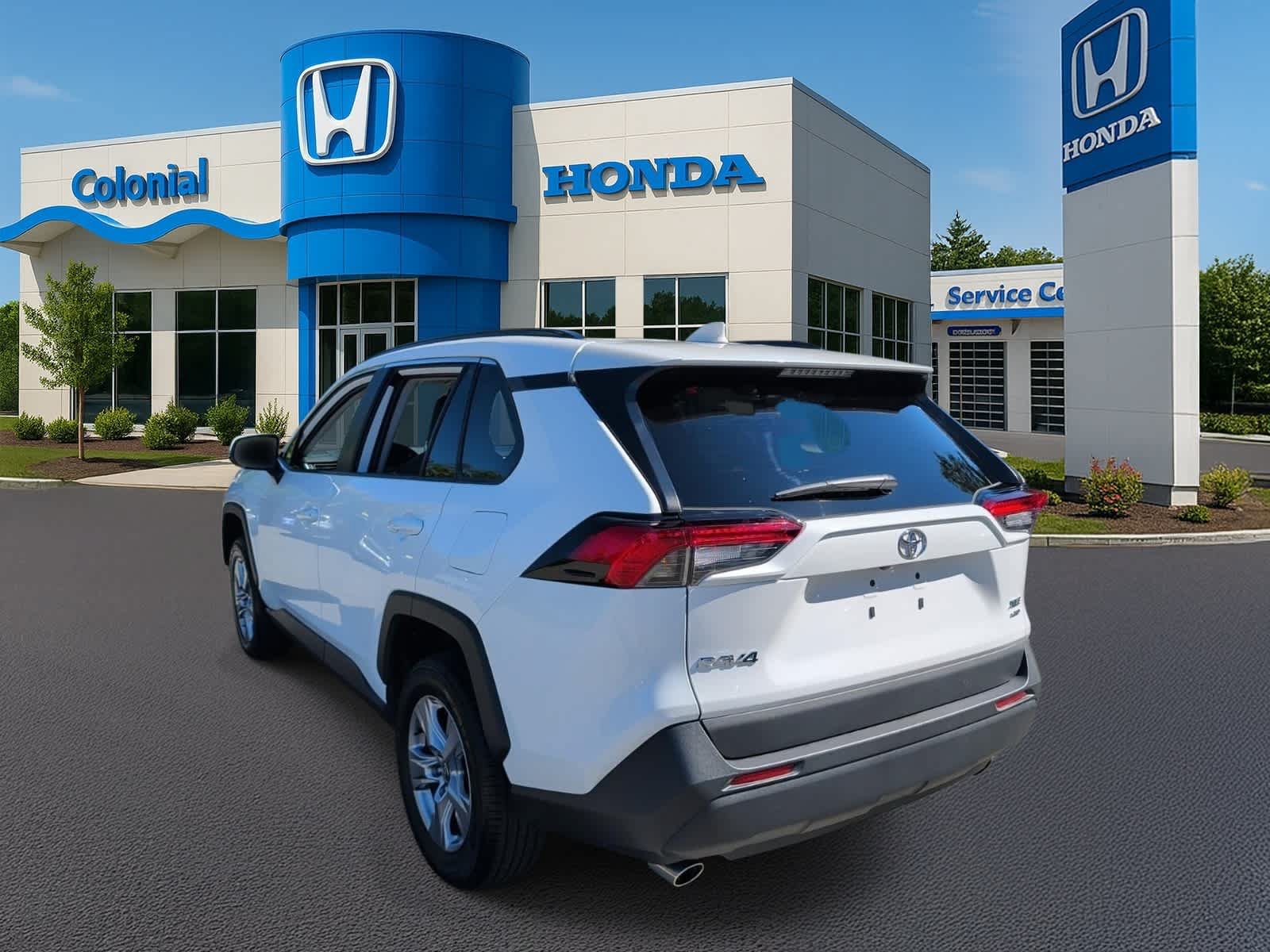 Used 2023 Toyota RAV4 XLE AWD/4WD image 4