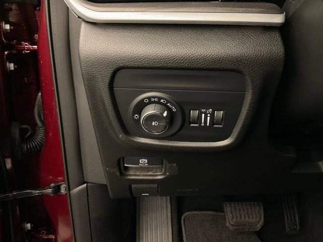 Used 2025 Jeep Grand Cherokee Limited w/ Black Appearance Package AWD/4WD image 14
