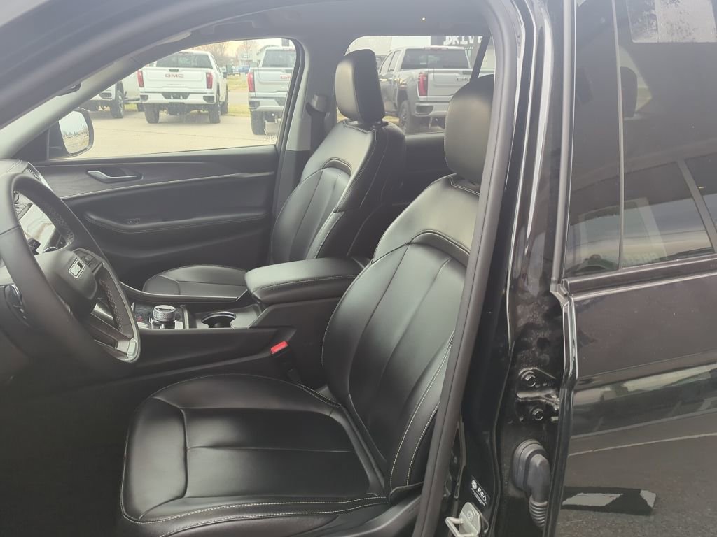 Used 2024 Jeep Grand Cherokee Limited image 31