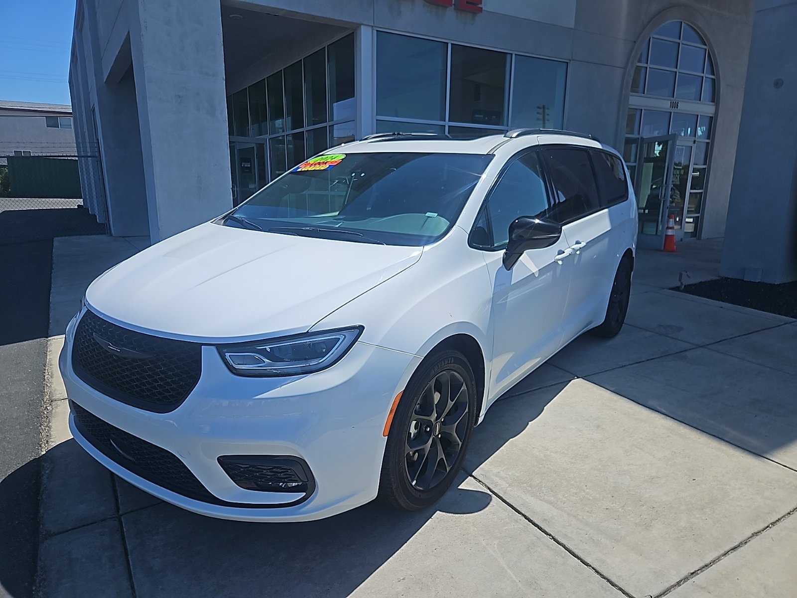 Used 2025 Chrysler Pacifica Limited FWD image 2