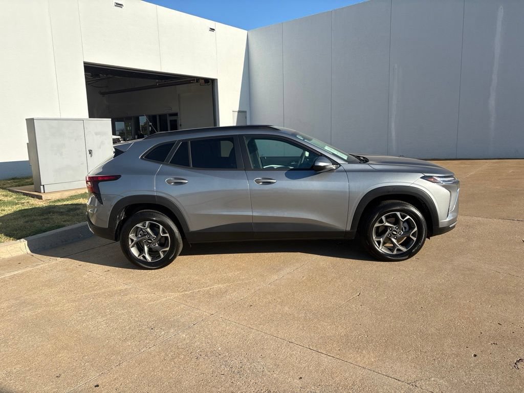 Used 2026 Chevrolet Trax LT FWD image 3