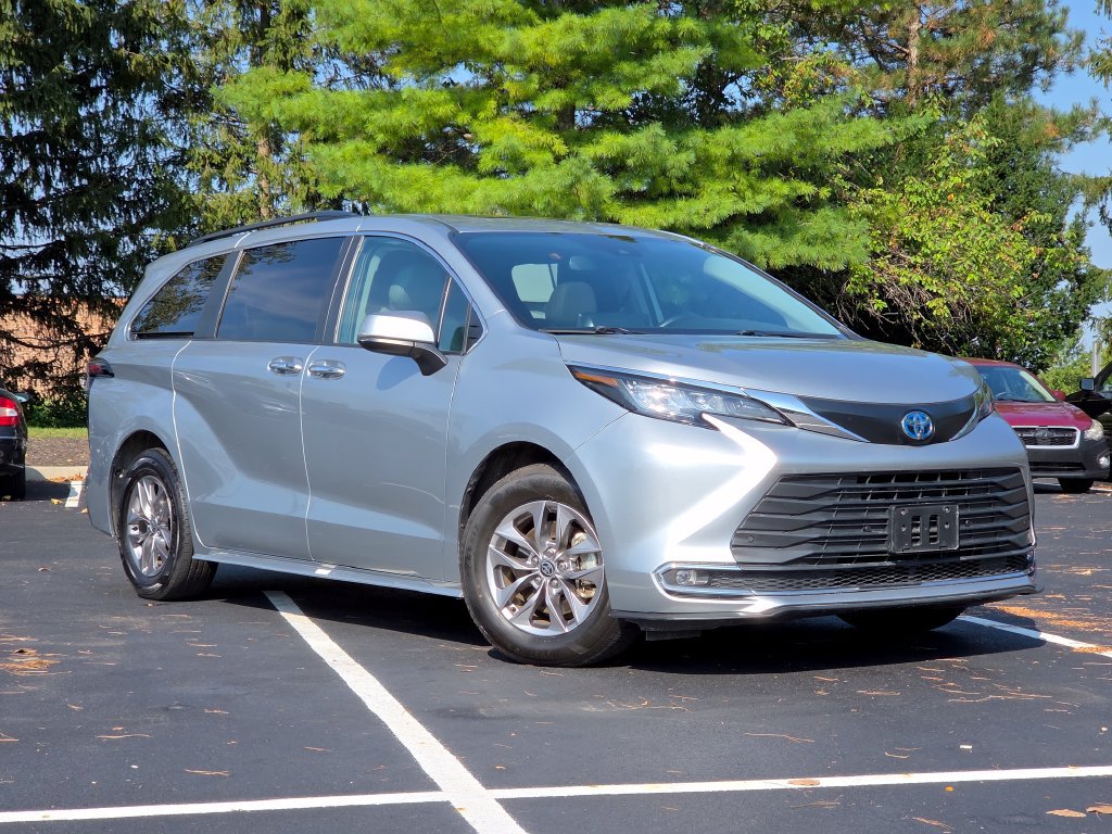 Used 2023 Toyota Sienna XLE FWD image 2