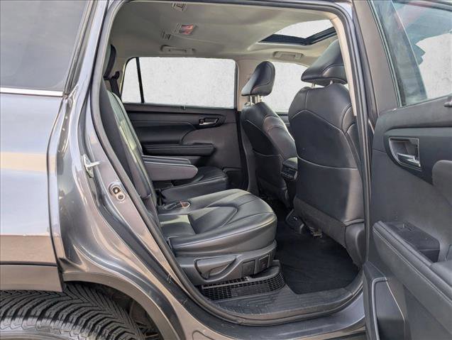 Used 2021 Toyota Highlander XLE image 19