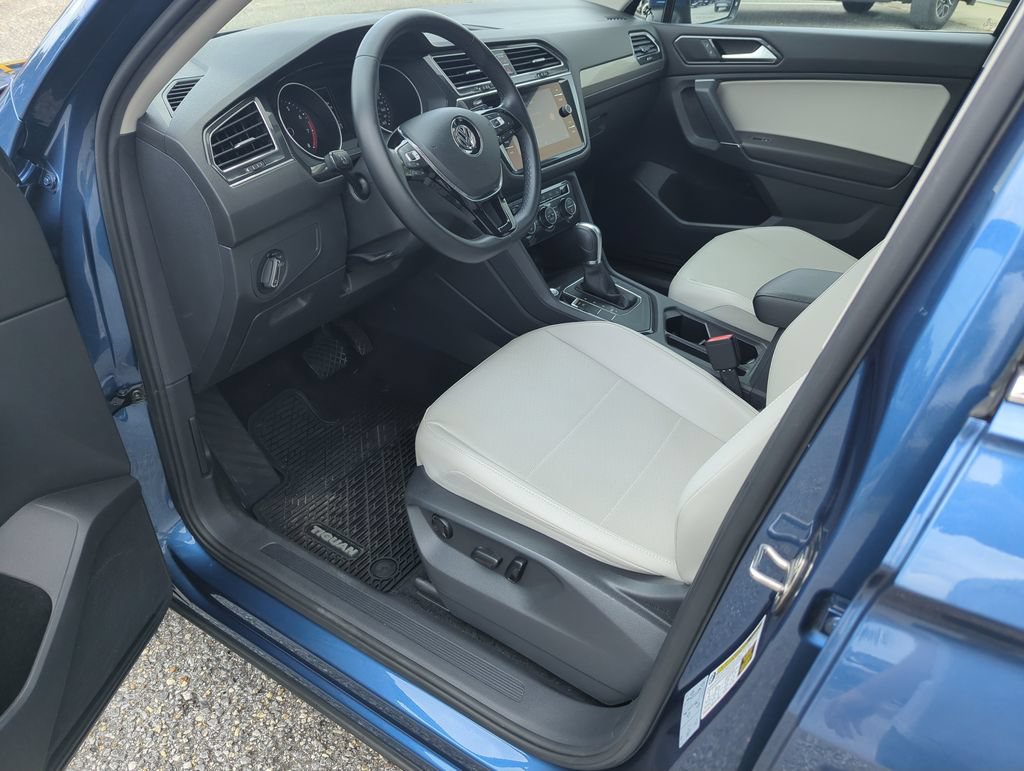 Used 2018 Volkswagen Tiguan SE w/ Panoramic Sunroof Package FWD image 11