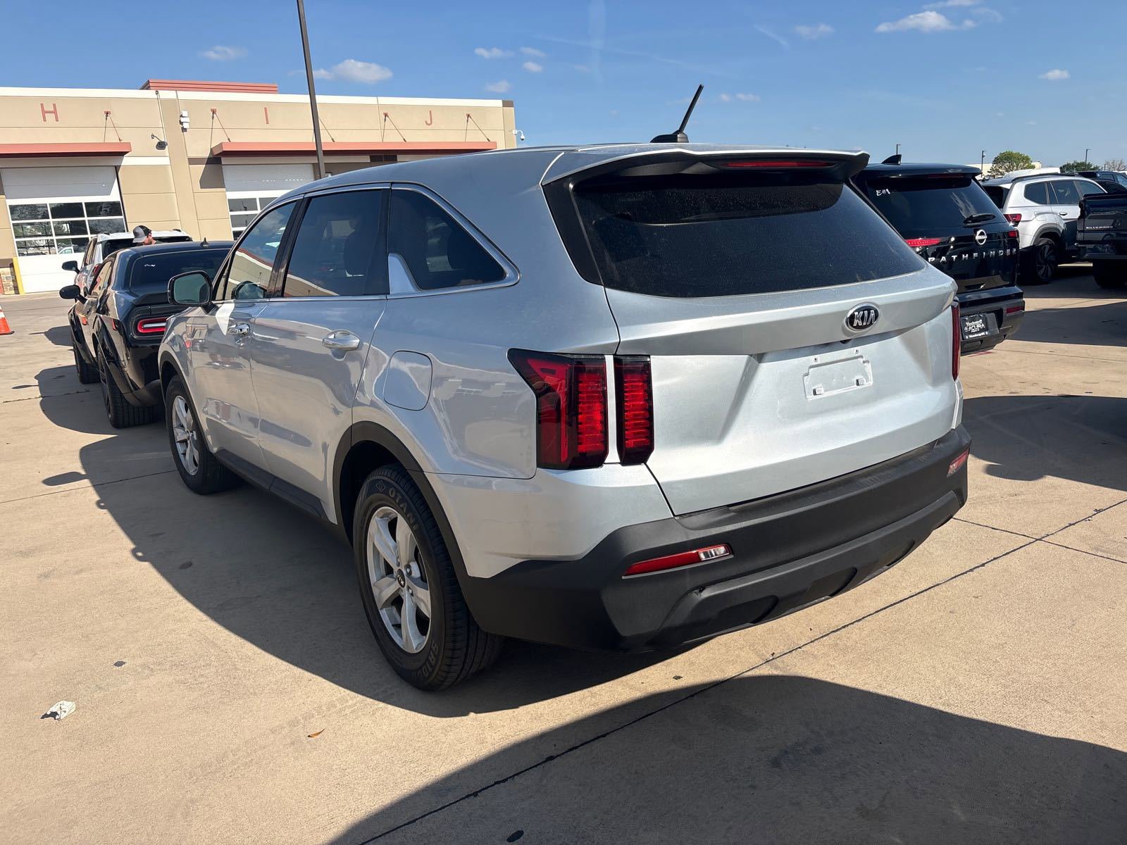 Used 2021 Kia Sorento LX FWD image 2