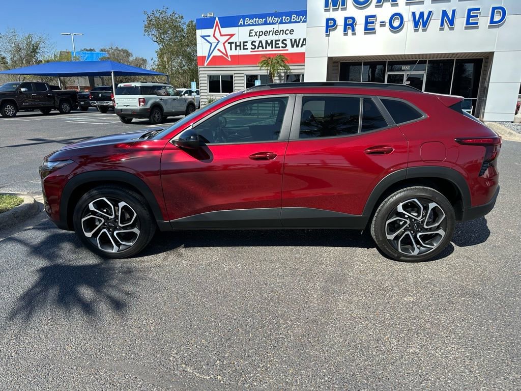 Used 2025 Chevrolet Trax RS w/ Sunroof Package image 2