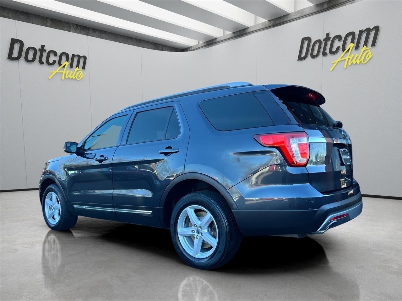 Used 2017 Ford Explorer XLT AWD/4WD image 8