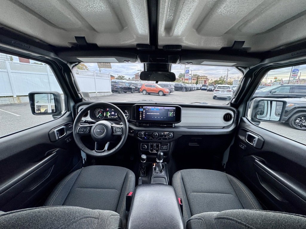 Used 2024 Jeep Wrangler Unlimited image 10