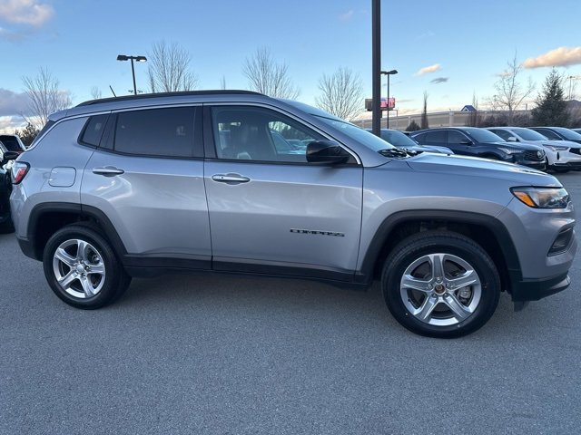 Used 2024 Jeep Compass Latitude image 6