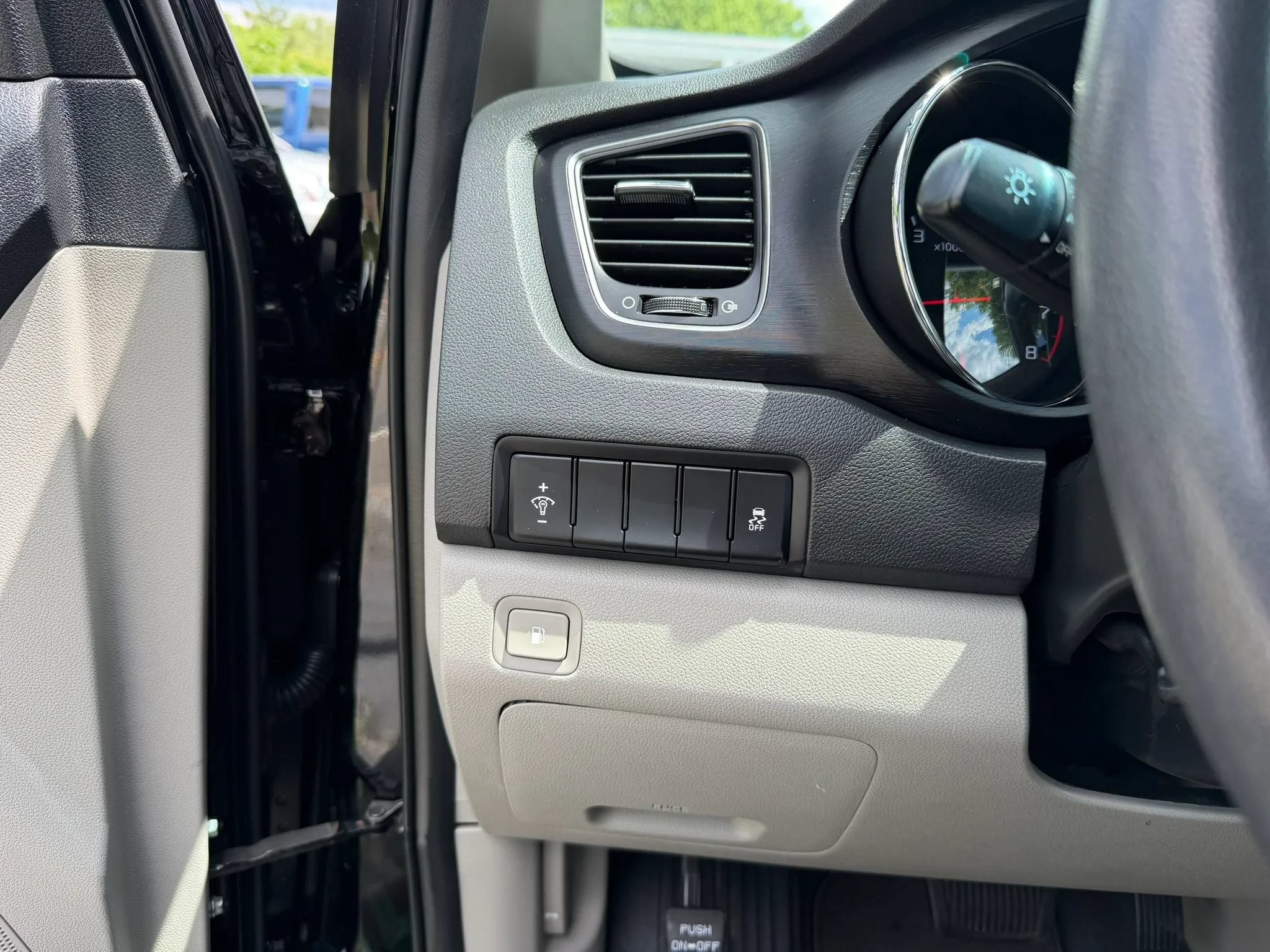 Used 2019 Kia Sedona LX FWD image 22