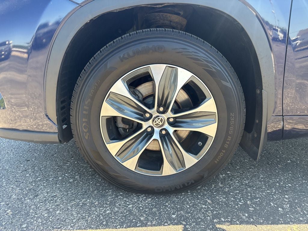 Used 2022 Toyota Highlander XLE AWD/4WD image 12