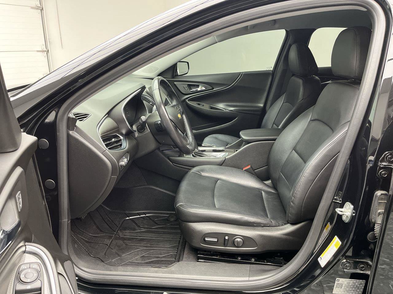 Certified 2018 Chevrolet Malibu LT w/ Leather Package FWD image 3