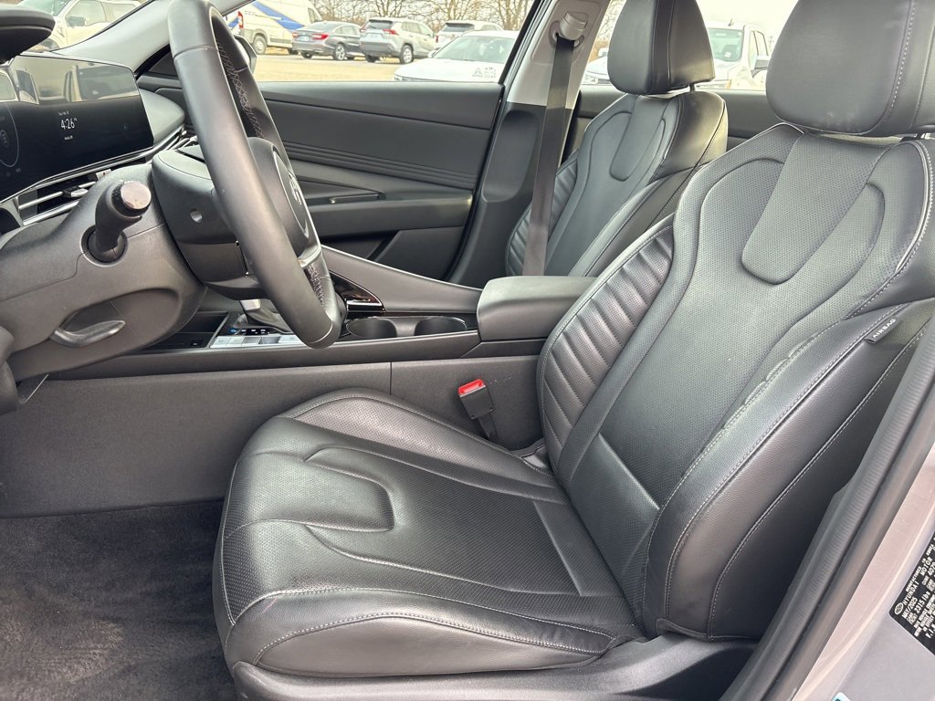 Used 2025 Hyundai Elantra Limited image 11