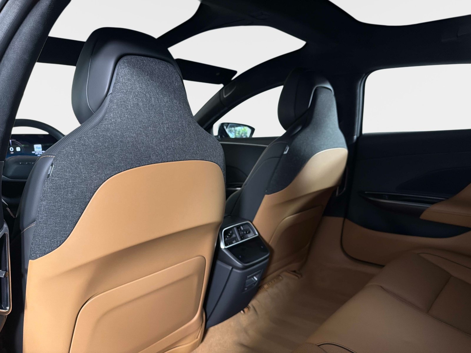 Used 2025 Lucid Air Touring AWD/4WD image 34