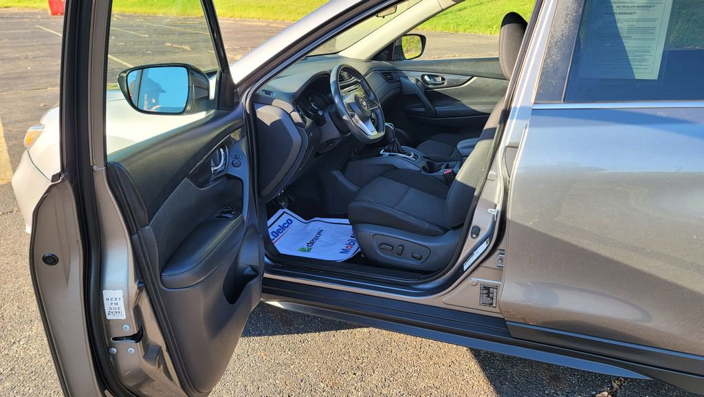 Used 2017 Nissan Rogue SV image 18