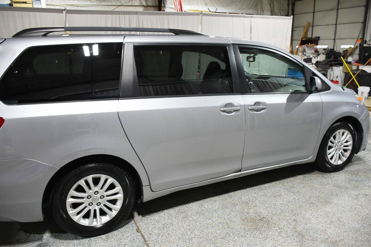Used 2012 Toyota Sienna XLE FWD image 7