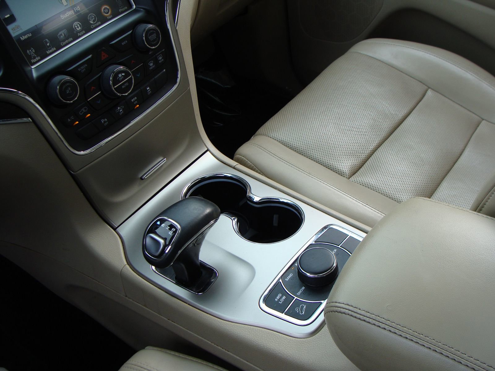 Used 2015 Jeep Grand Cherokee Limited w/ Luxury Group II image 16