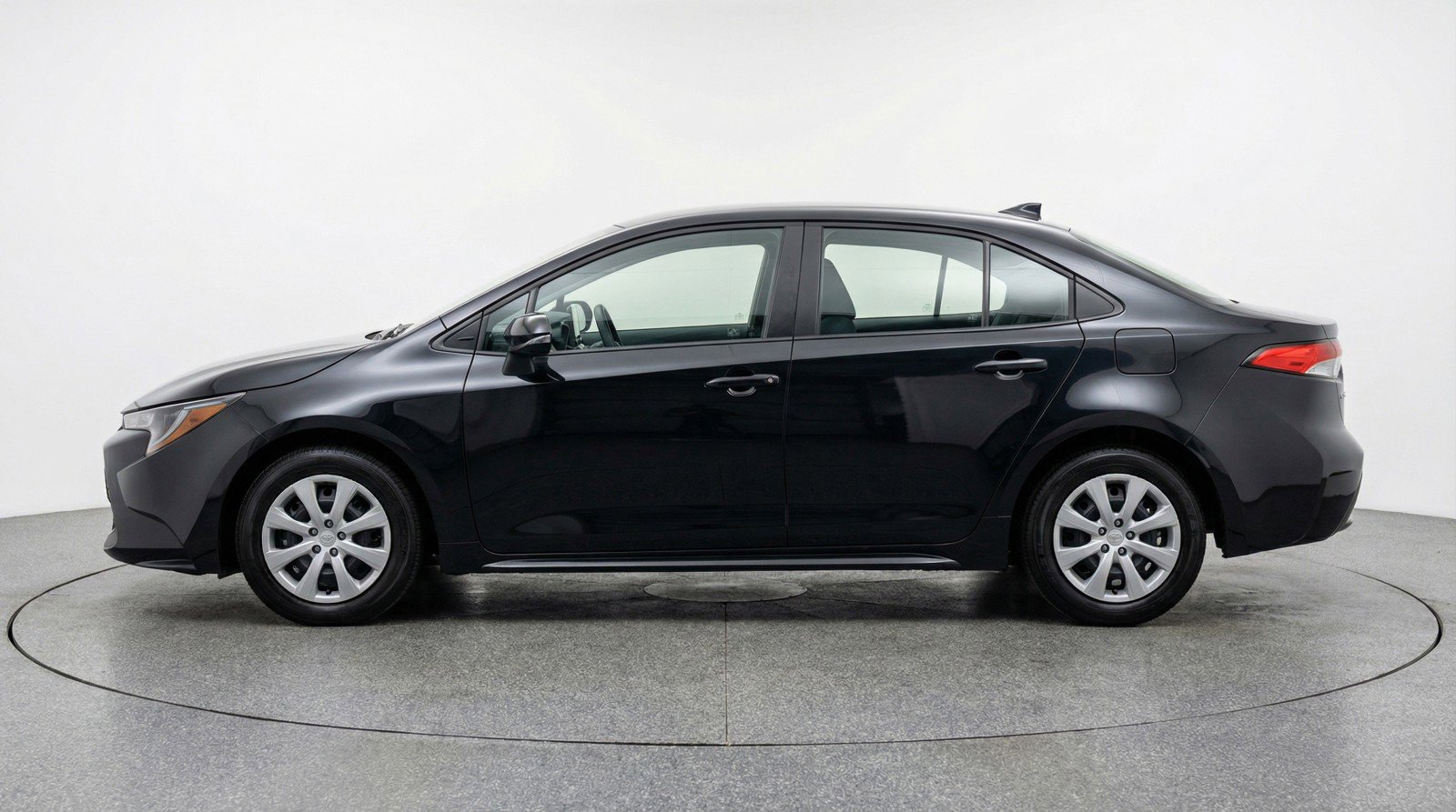 Used 2025 Toyota Corolla LE FWD image 5