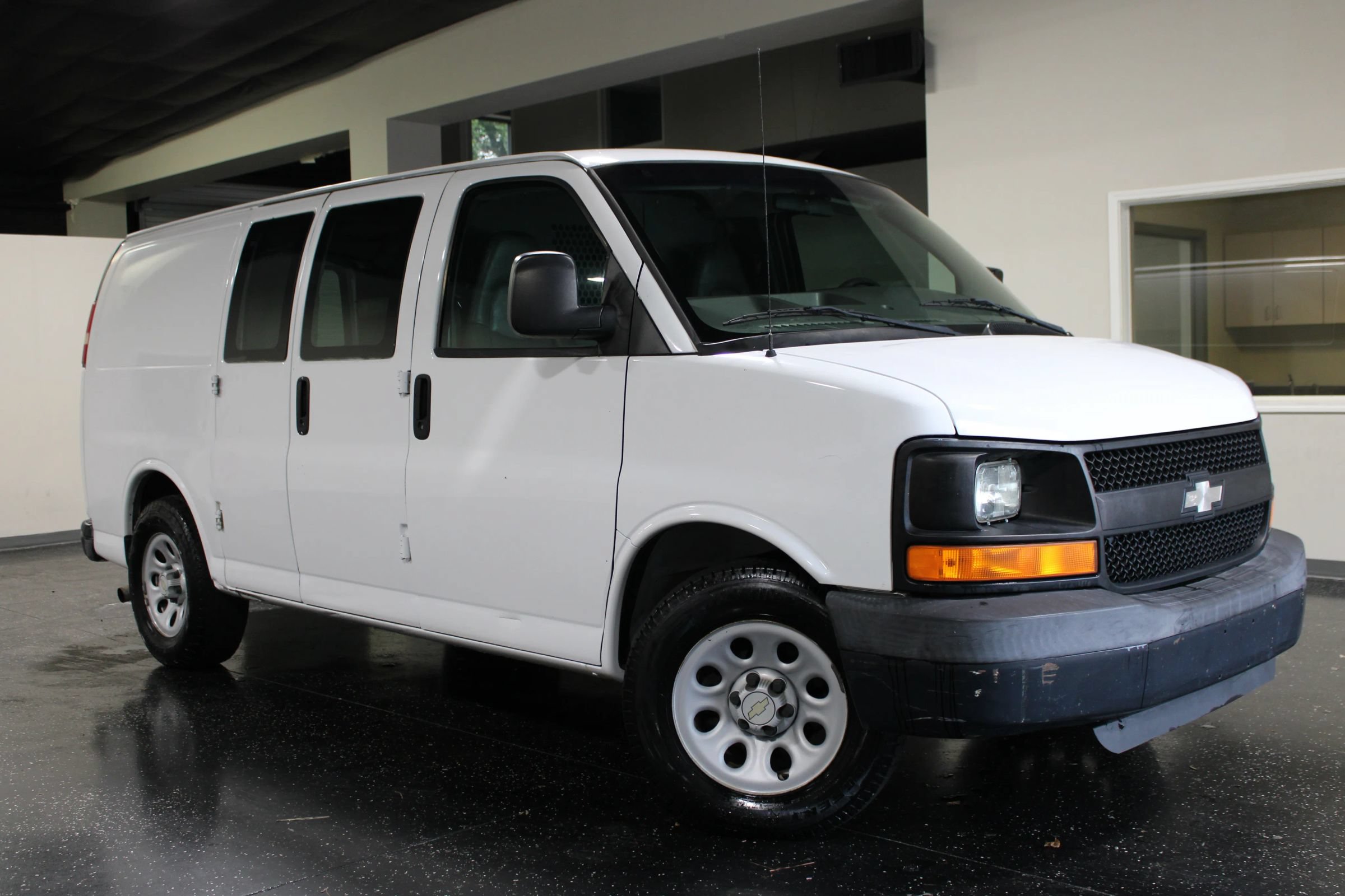 Used 2009 Chevrolet Express 1500 RWD image 31