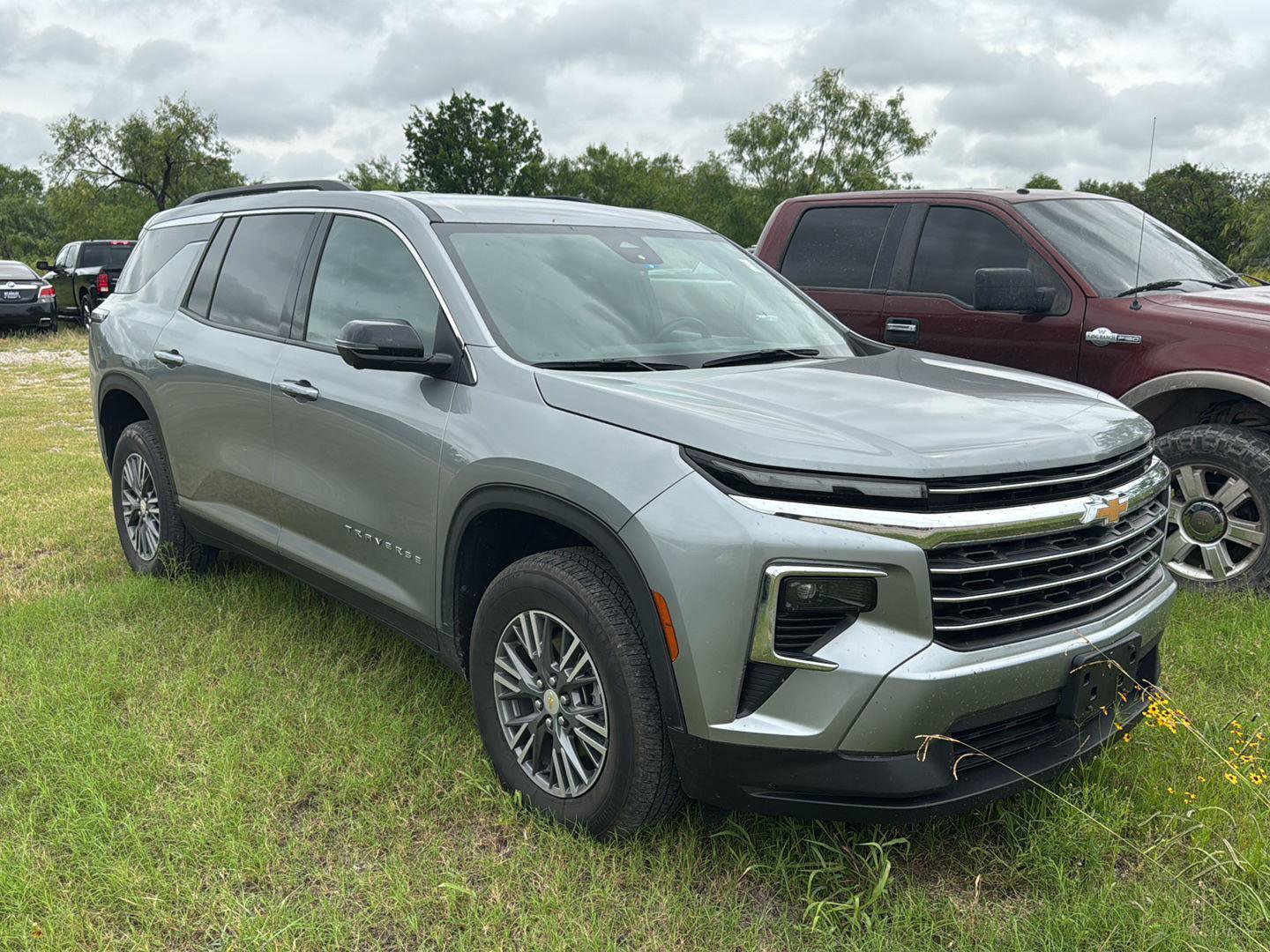 Used 2024 Chevrolet Traverse LT FWD image 3