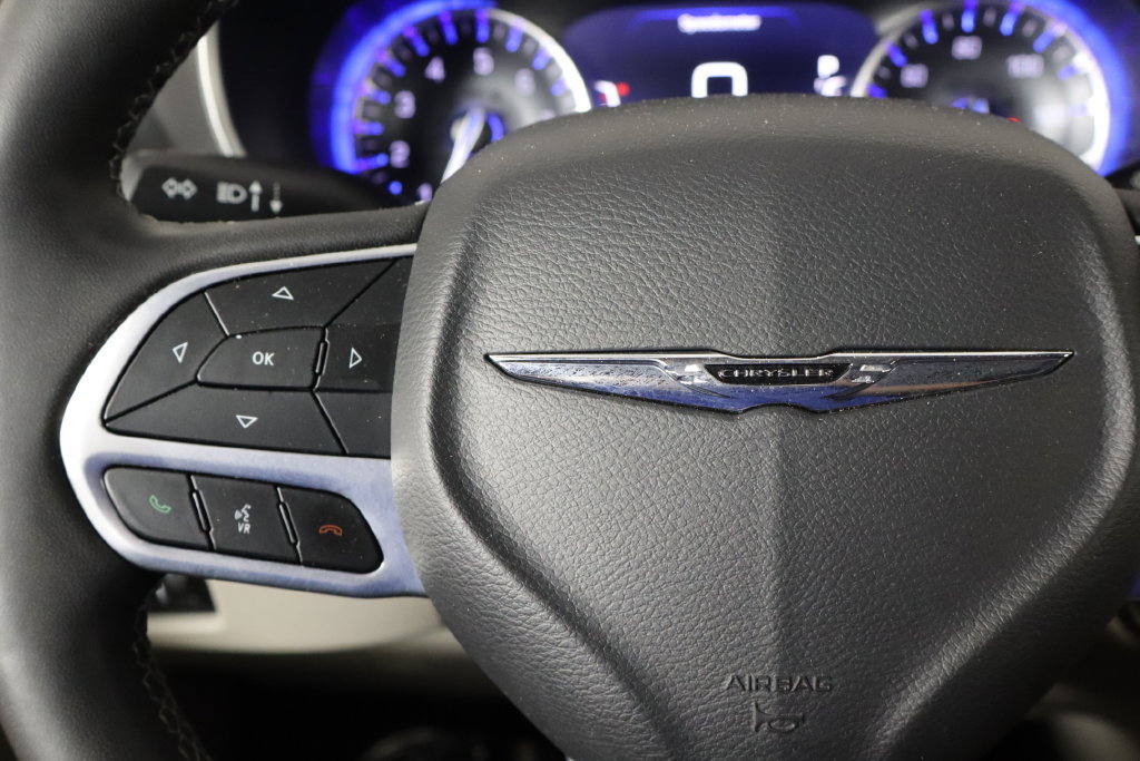Used 2023 Chrysler Pacifica Touring-L FWD image 8