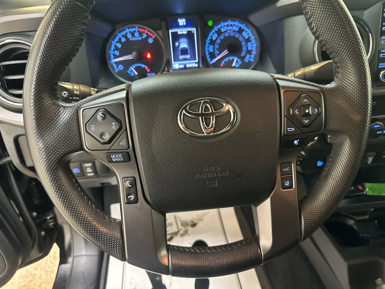 Used 2023 Toyota Tacoma TRD Off-Road w/ Technology Package AWD/4WD image 12