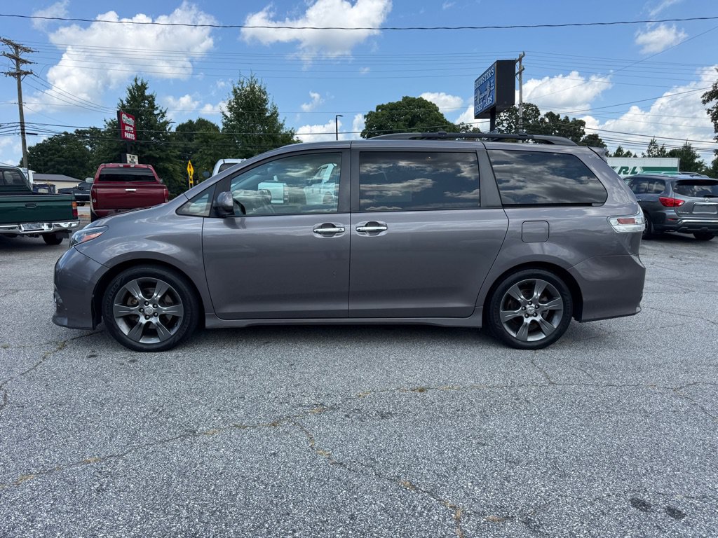 Used 2015 Toyota Sienna SE FWD image 4