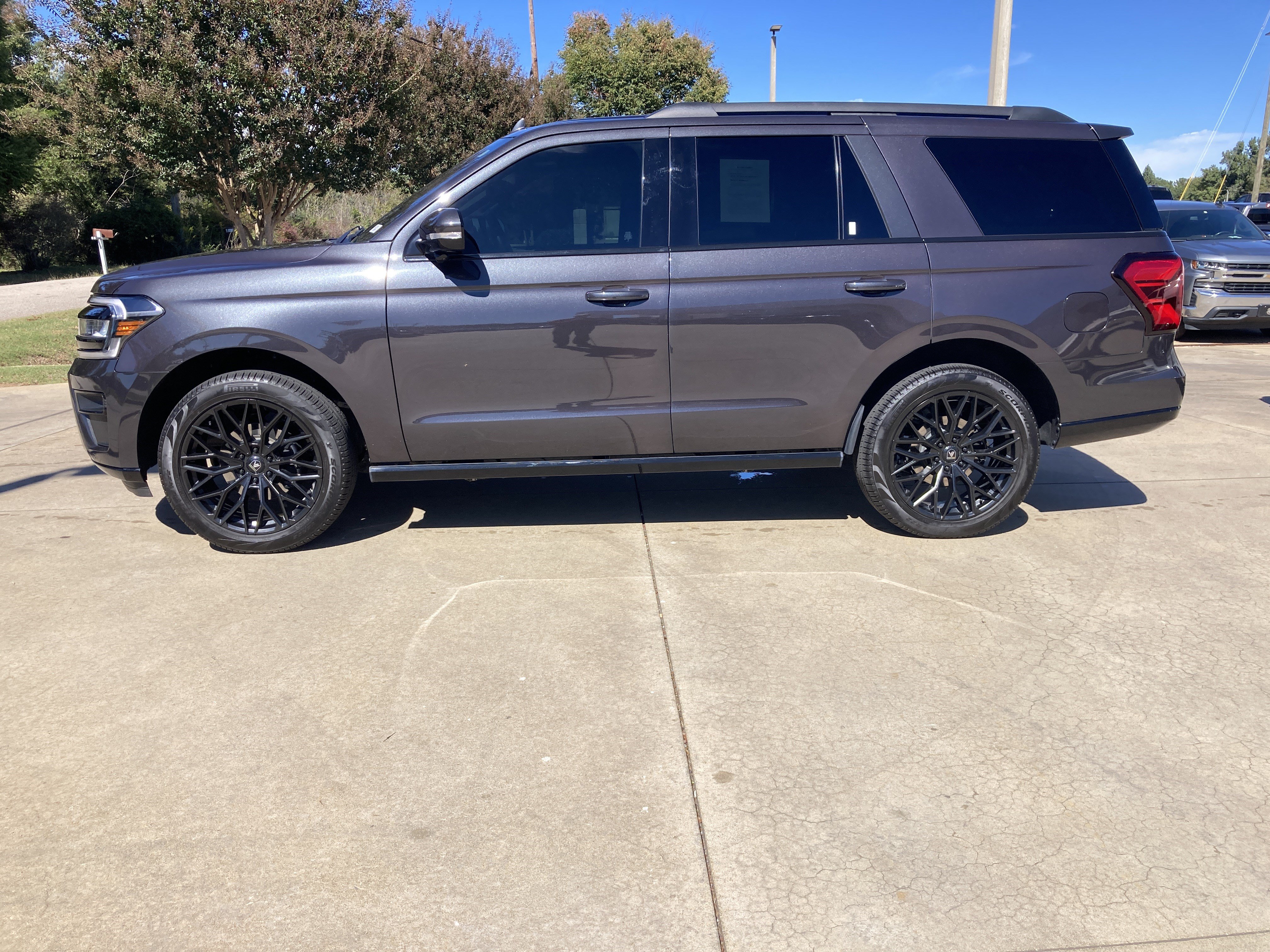 Used 2024 Ford Expedition Limited RWD image 9