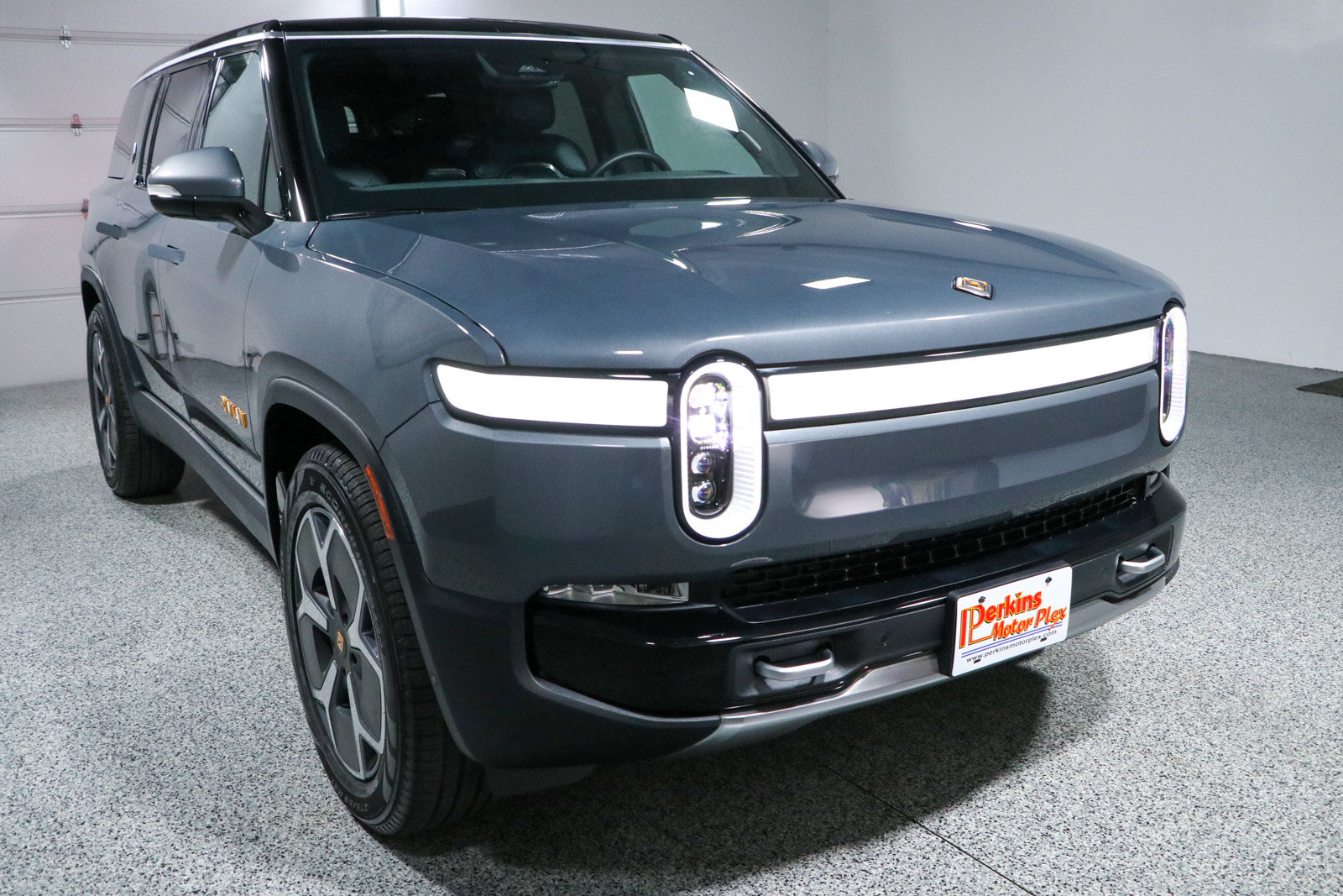 Used 2024 Rivian R1S Adventure AWD/4WD image 4