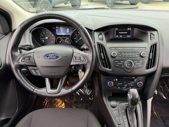 Used 2018 Ford Focus SE w/ SE Appearance Package image 4