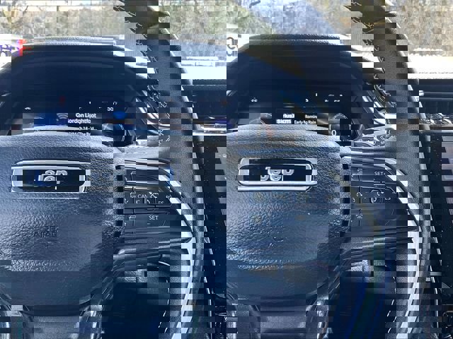 Used 2022 Jeep Grand Cherokee Laredo w/ Luxury Tech Group I AWD/4WD image 25