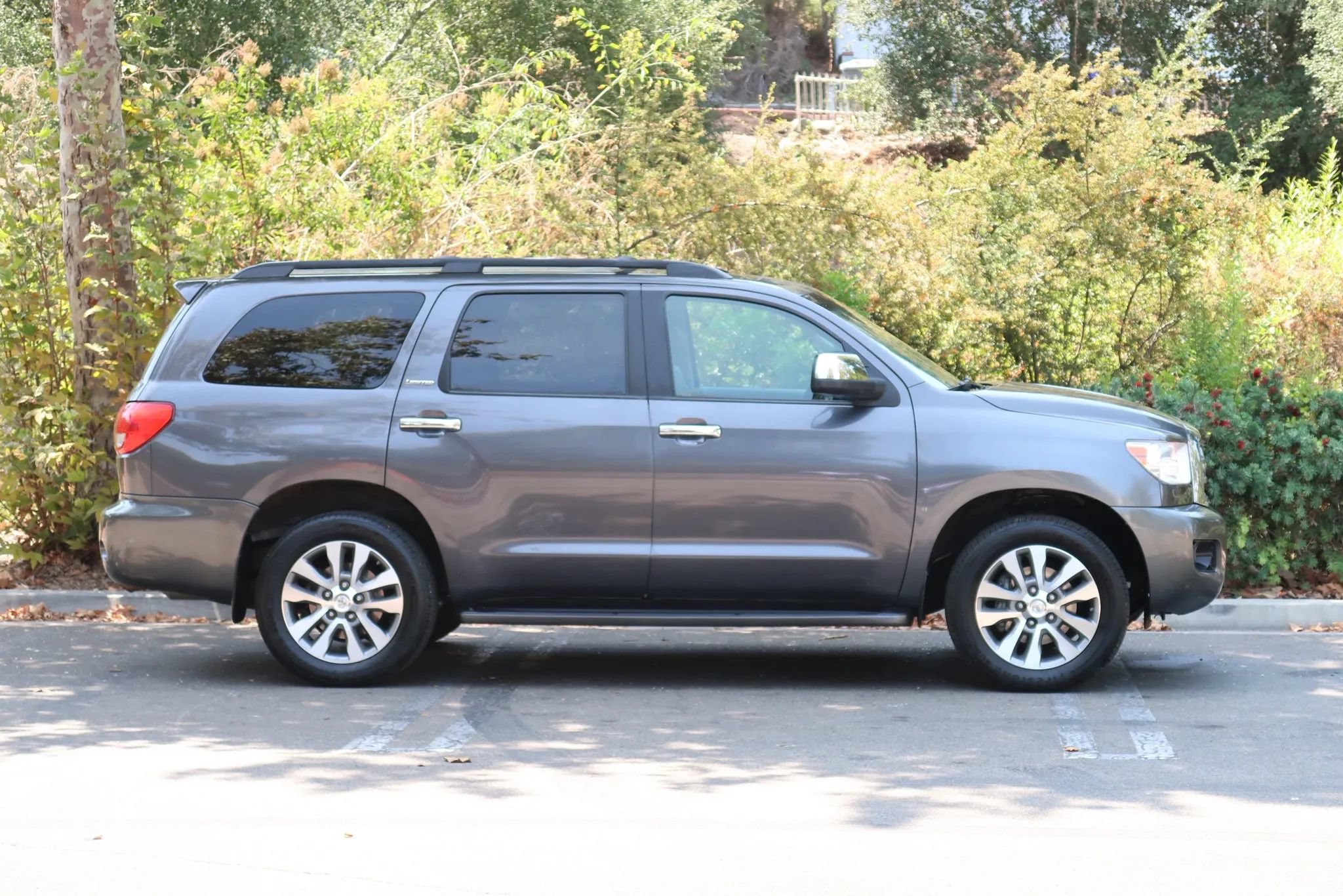 Used 2017 Toyota Sequoia Limited w/ Safety & Convenience Package AWD/4WD image 10
