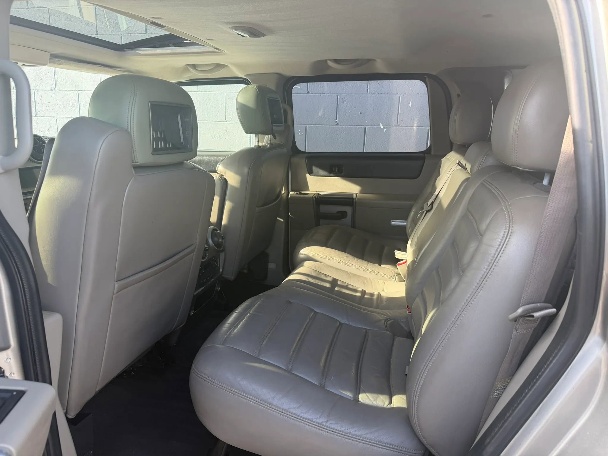 Used 2004 HUMMER H2 w/ Preferred Equipment Group image 17