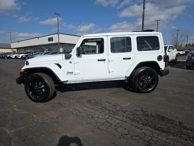 Used 2025 Jeep Wrangler Unlimited Sahara w/ Safety Group AWD/4WD image 3