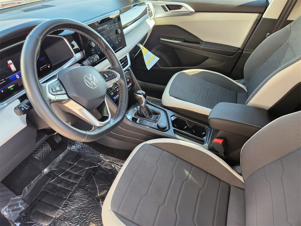 Used 2025 Volkswagen Taos SE image 6