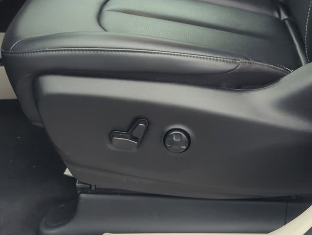 Used 2024 Chrysler Pacifica Touring-L image 19