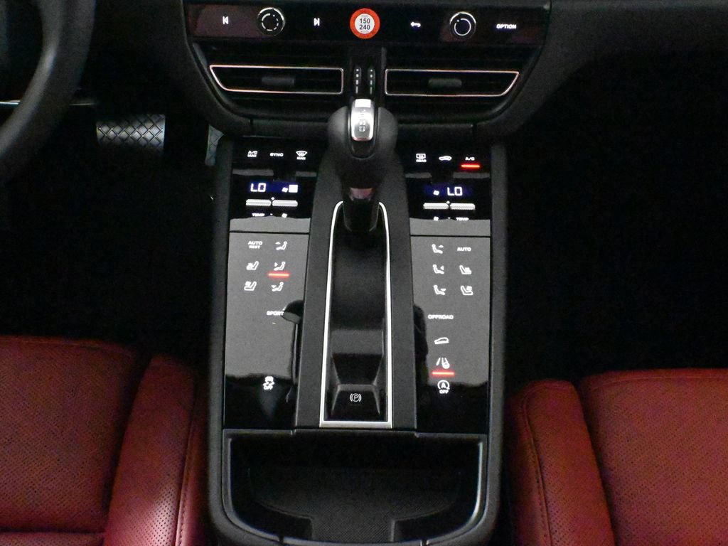 Used 2026 Porsche Macan AWD/4WD image 23