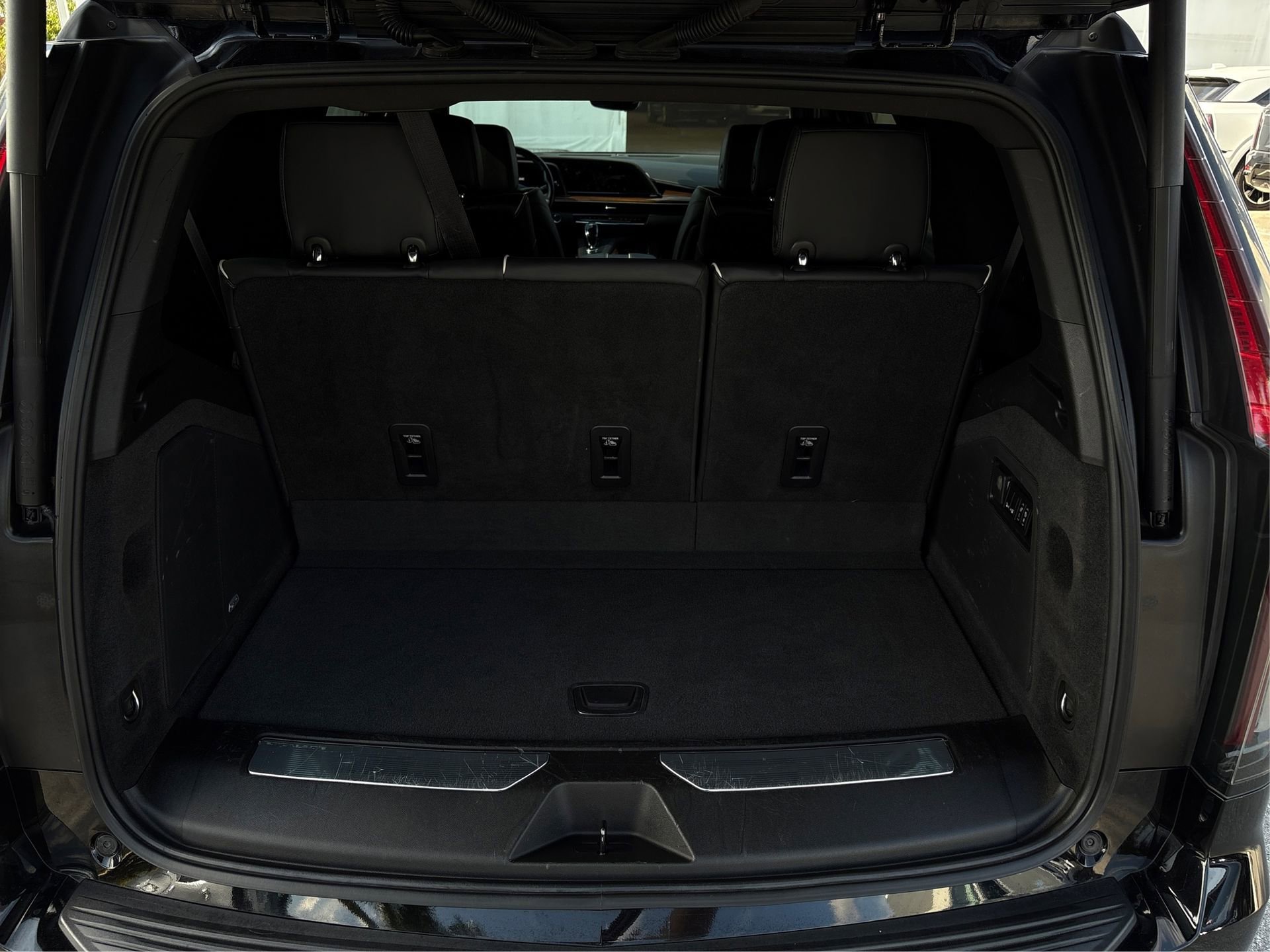 Used 2022 Cadillac Escalade Premium Luxury w/ Performance Package image 11