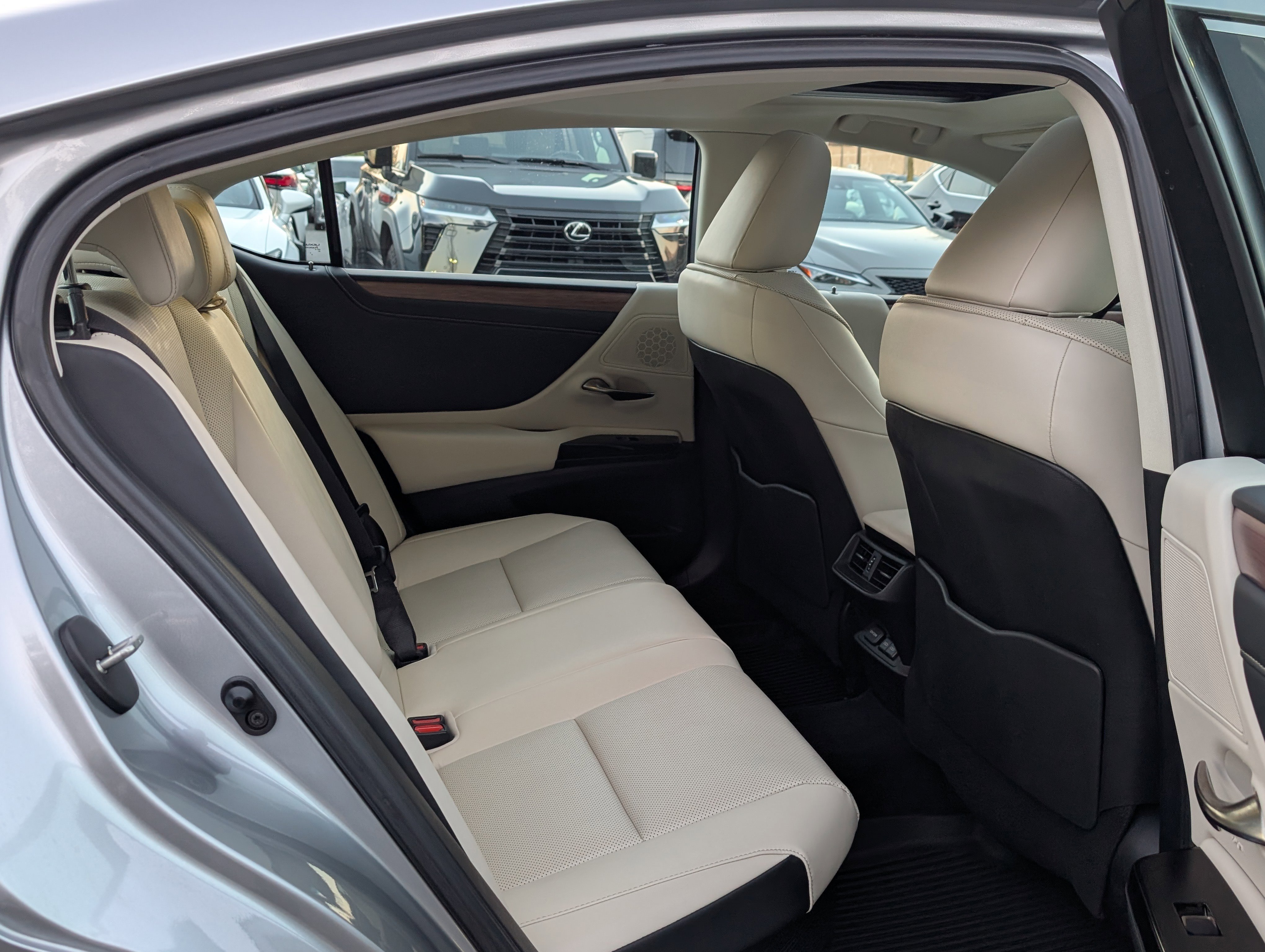 Certified 2025 Lexus ES 300h w/ Premium Package image 12