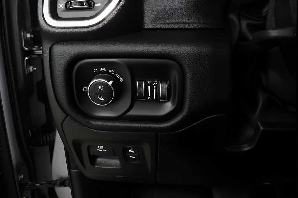 Used 2019 RAM 1500 Laramie AWD/4WD image 18