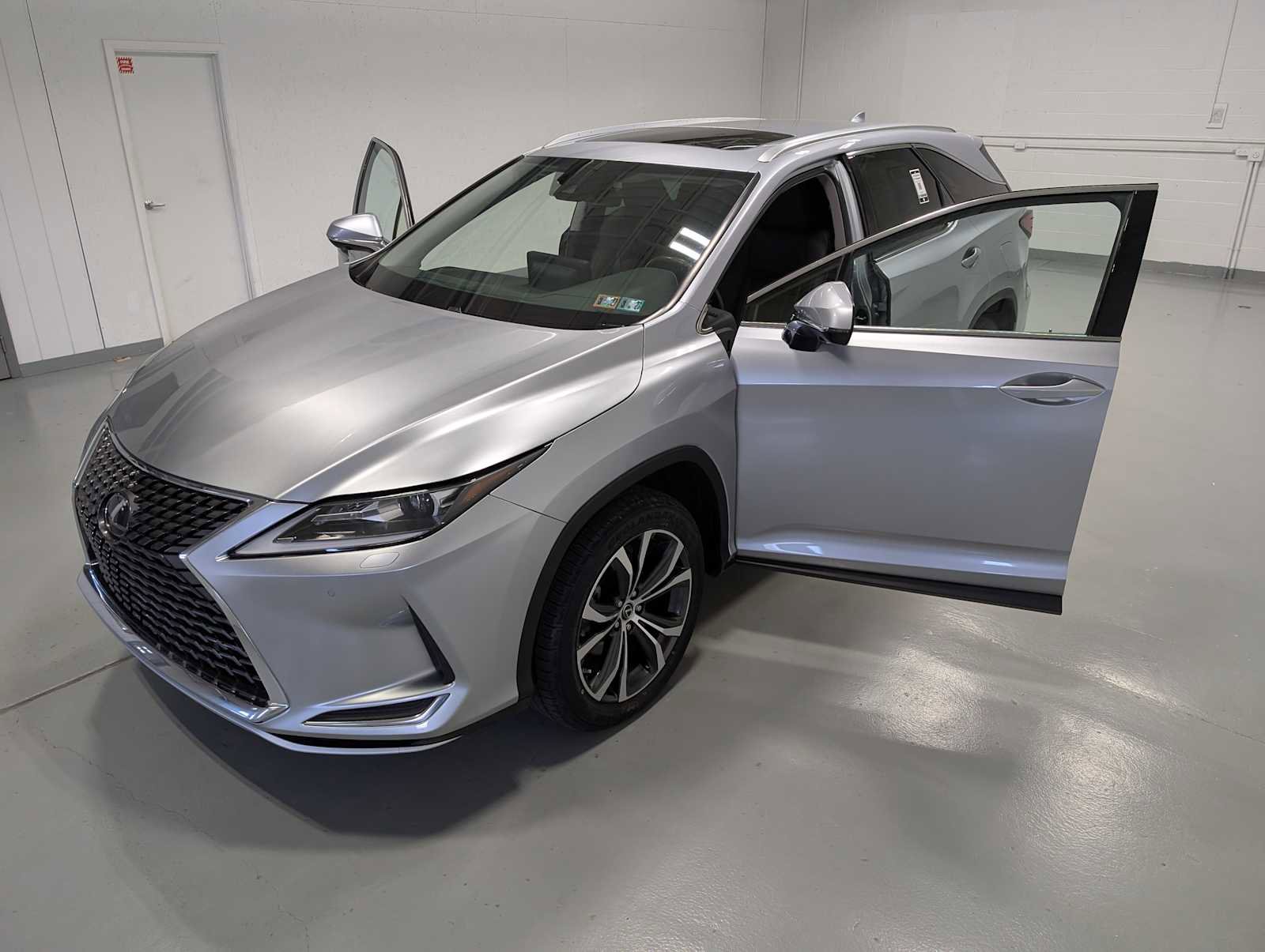 Used 2022 Lexus RX 350L Premium w/ Premium Package image 16