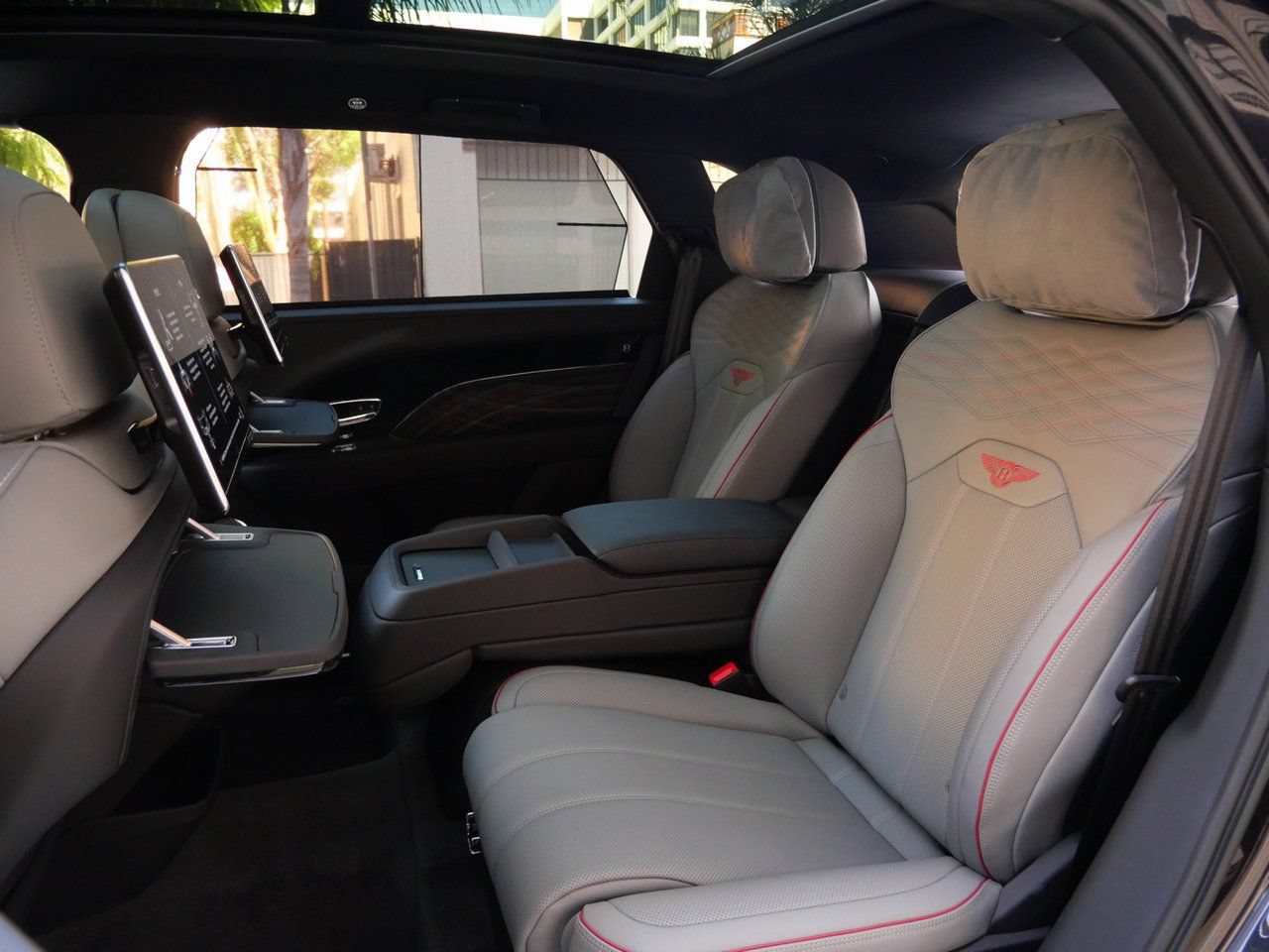 Used 2025 Bentley Bentayga Extended Wheelbase AWD/4WD image 25