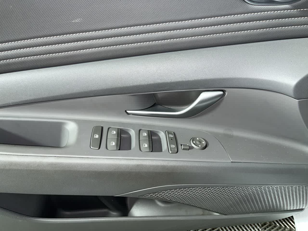 Used 2025 Hyundai Elantra SEL FWD image 13