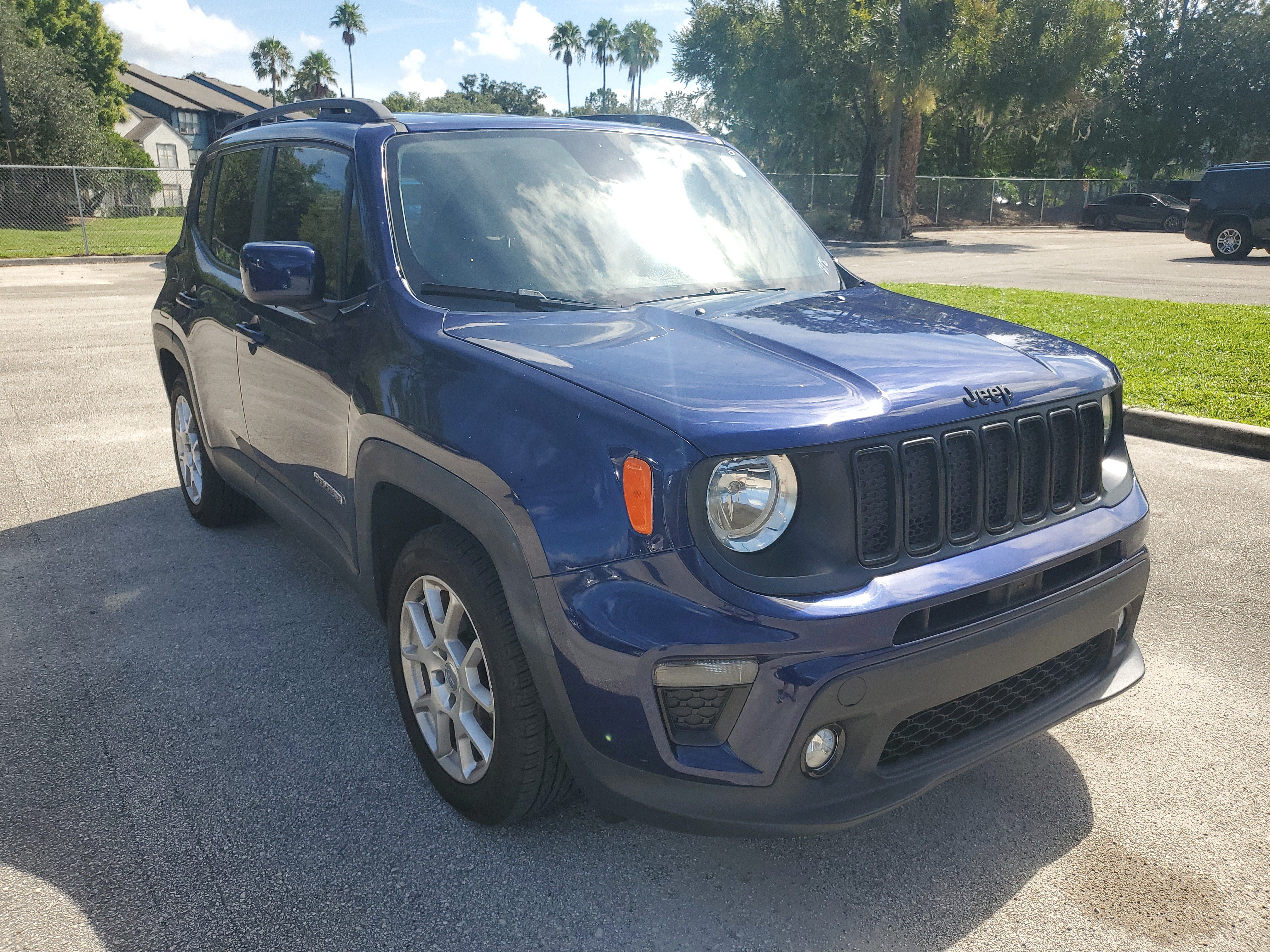 Used 2019 Jeep Renegade Latitude FWD image 2