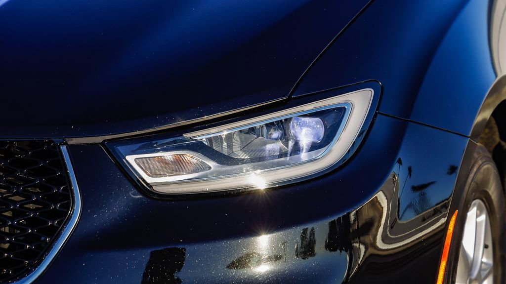 Certified 2024 Chrysler Pacifica Touring-L image 5