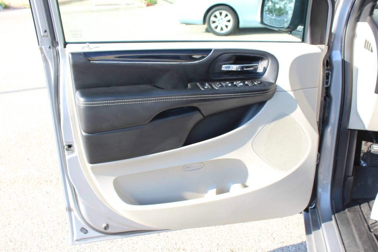 Used 2018 Dodge Grand Caravan SXT image 9