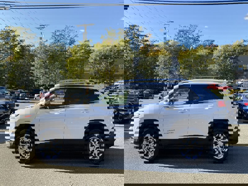 Used 2018 Jeep Cherokee Latitude w/ Cold Weather Group image 8